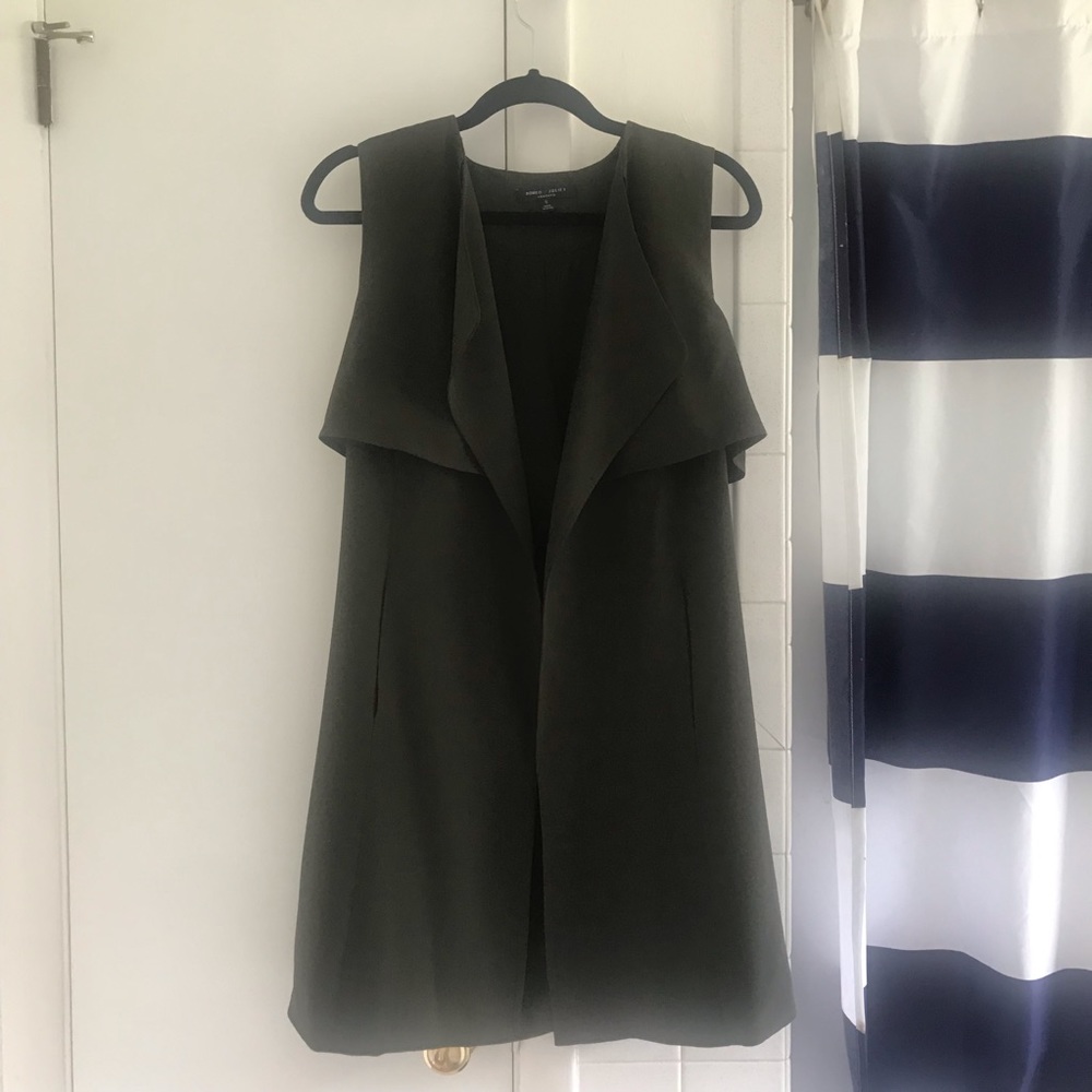 Romeo + Juliet Couture Olive Sleeveless Trench